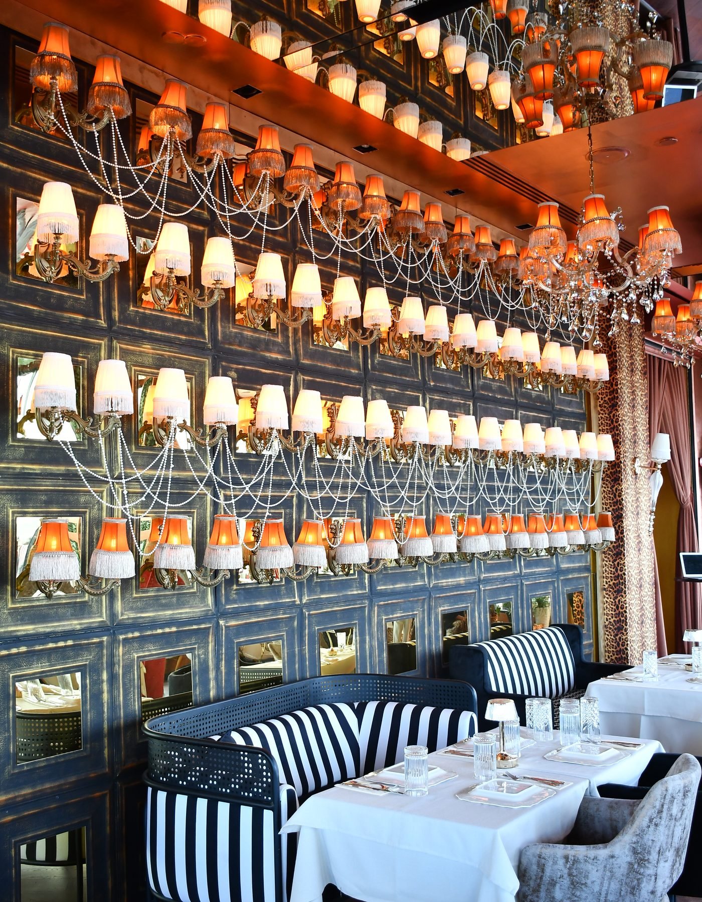 LongTable bar duvarı ve masa düzeni