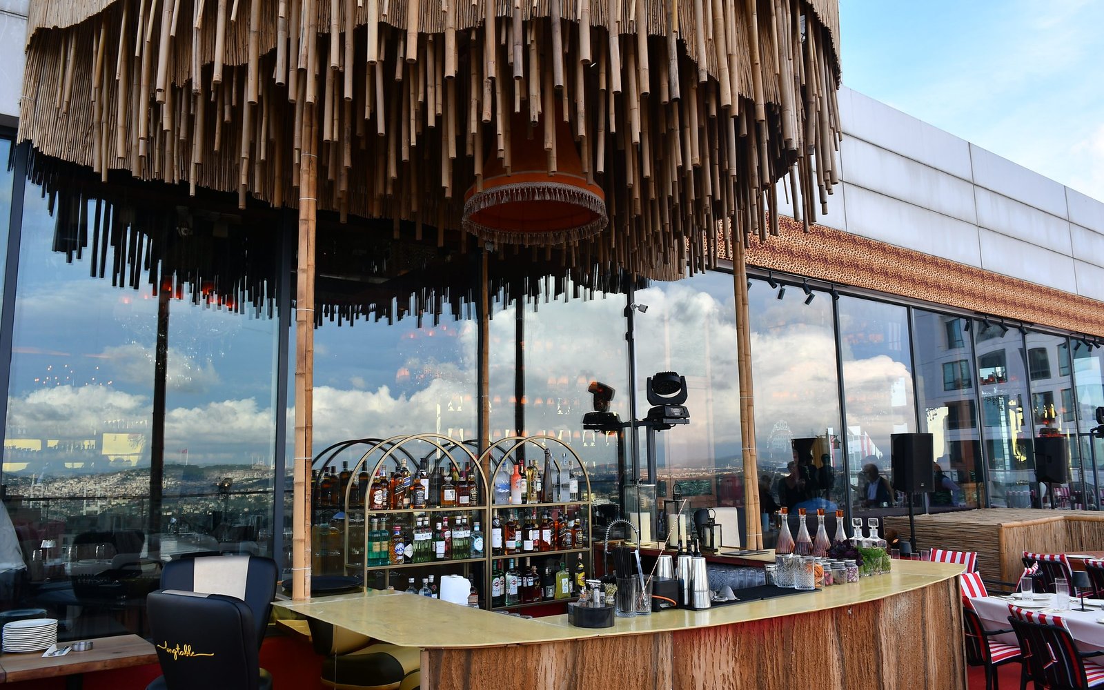 LongTable alanı ve bar düzeni