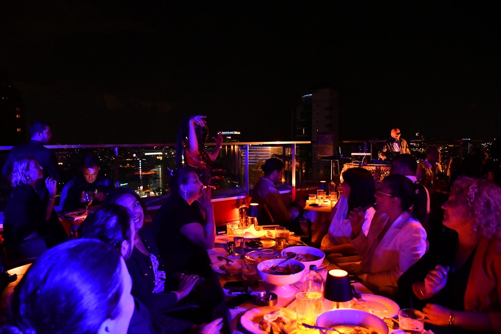 LongTable gece atmosferi